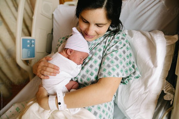 Bác sĩ phải giúp các bà mẹ cho con bú trong vòng một giờ đầu sau khi sinh, 100/2014/NĐ-CP